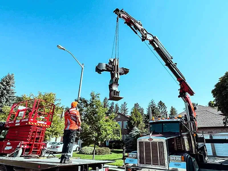 A Braymore knuckle crane lifting a statue